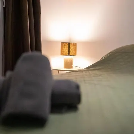 Modern In With 2 Bedrooms *