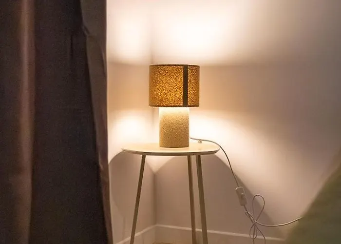 Modern In With 2 Bedrooms *