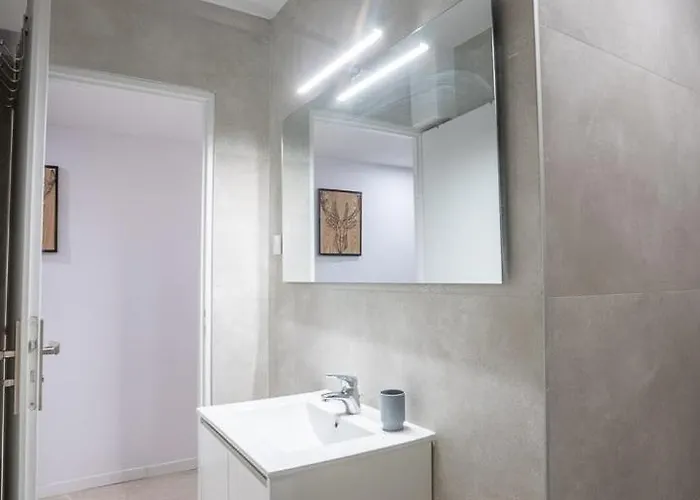 Modern In With 2 Bedrooms Lägenhet