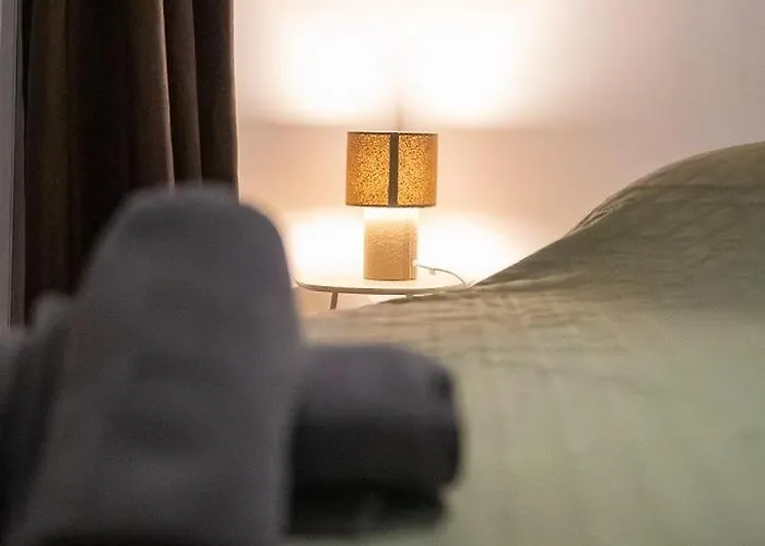 Modern In With 2 Bedrooms *