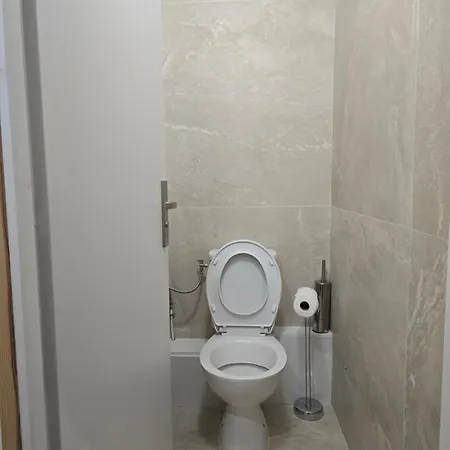 Modern In With 2 Bedrooms Appartement *