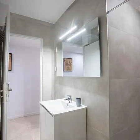 Modern In With 2 Bedrooms Appartement