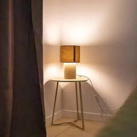 Modern In With 2 Bedrooms *